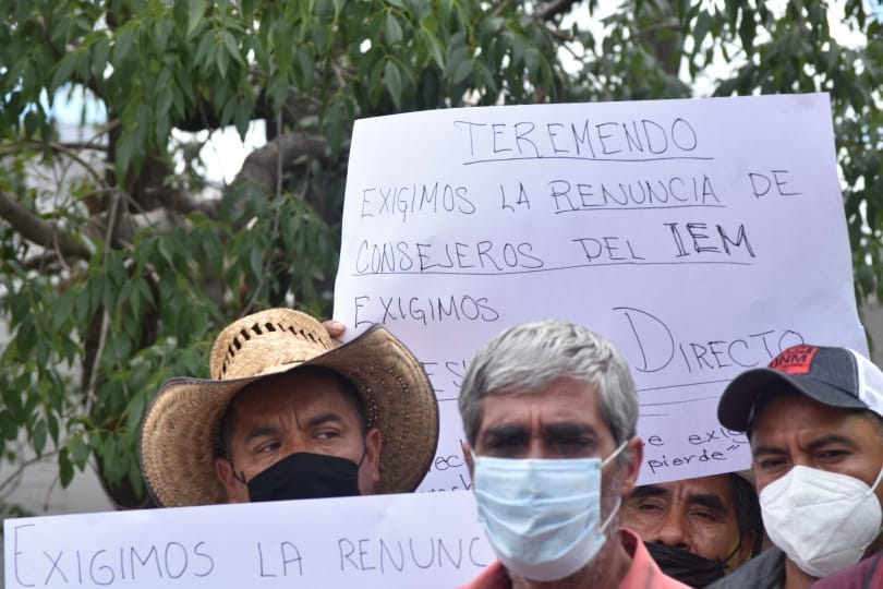Miembros del Frente de Comunidades se manifiestan en el IEM por el tema de las consultas