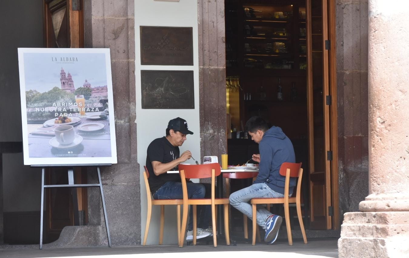 Comerciantes del centro histórico son autorizados para colocar mesas y sillas al 50%