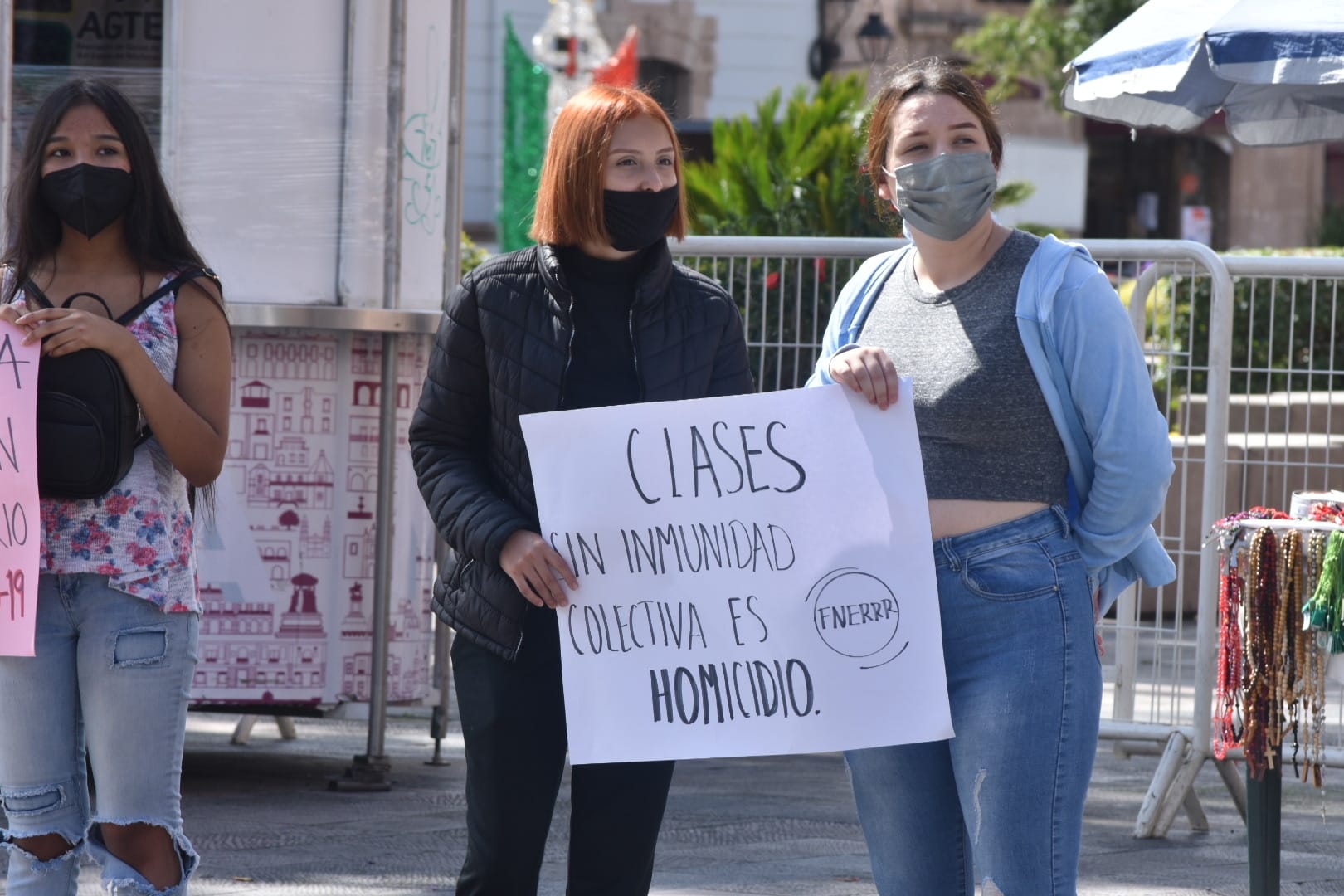 La dirigencia estatal del (FNERRR) se manifiestan frente a palacio de gobierno