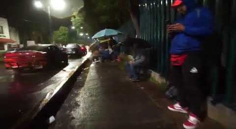 Ni la lluvia ni el frío hicieron que se retiraran cientos de jóvenes de 18 a 29 años que siguen formados