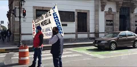 Maestros de la CNTE mantienen bloqueo frente al Congreso del Estado