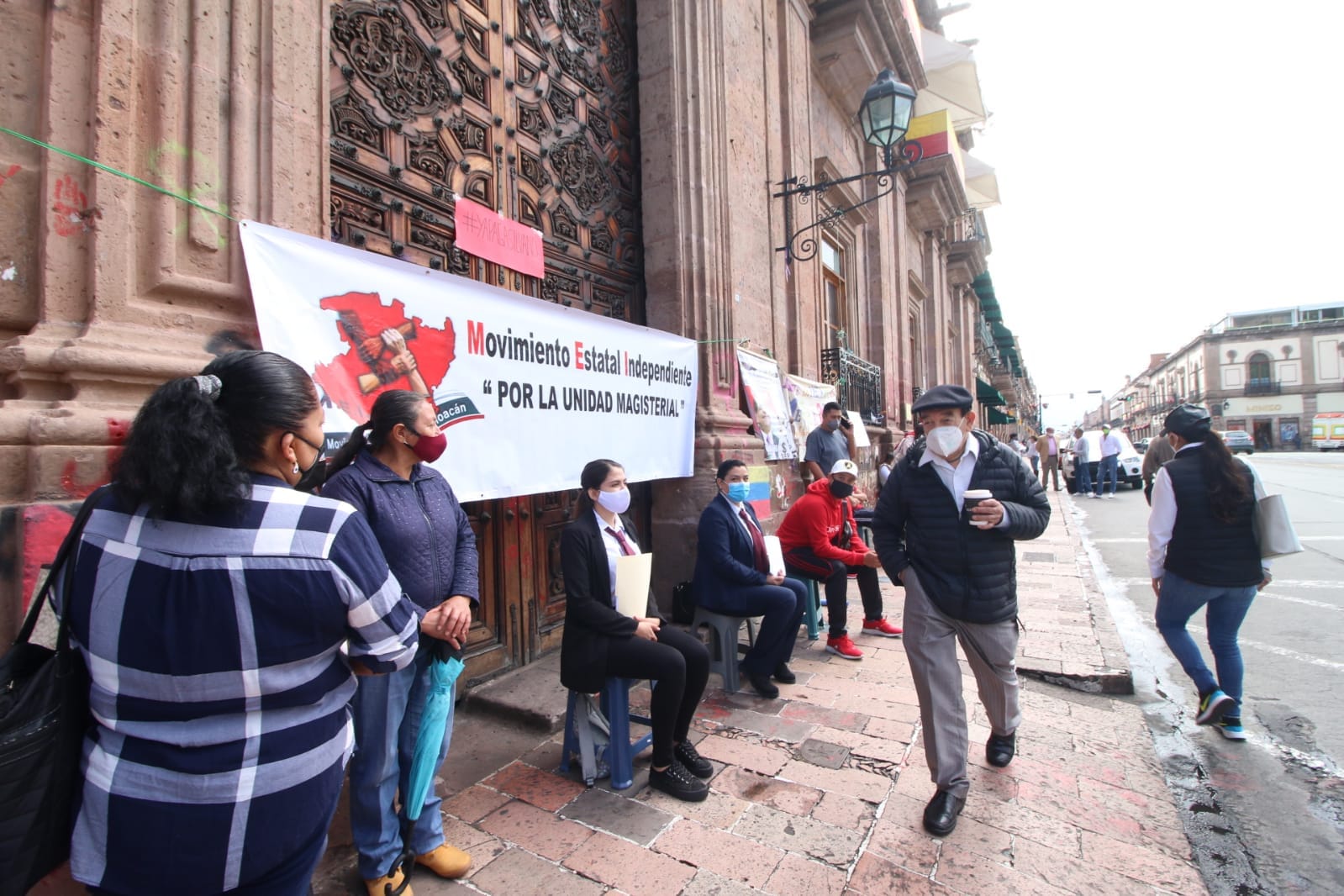 Se manifiestan en palacio de gobierno integrantes del Movimiento Estatal Independiente por la Unidad Magisterial