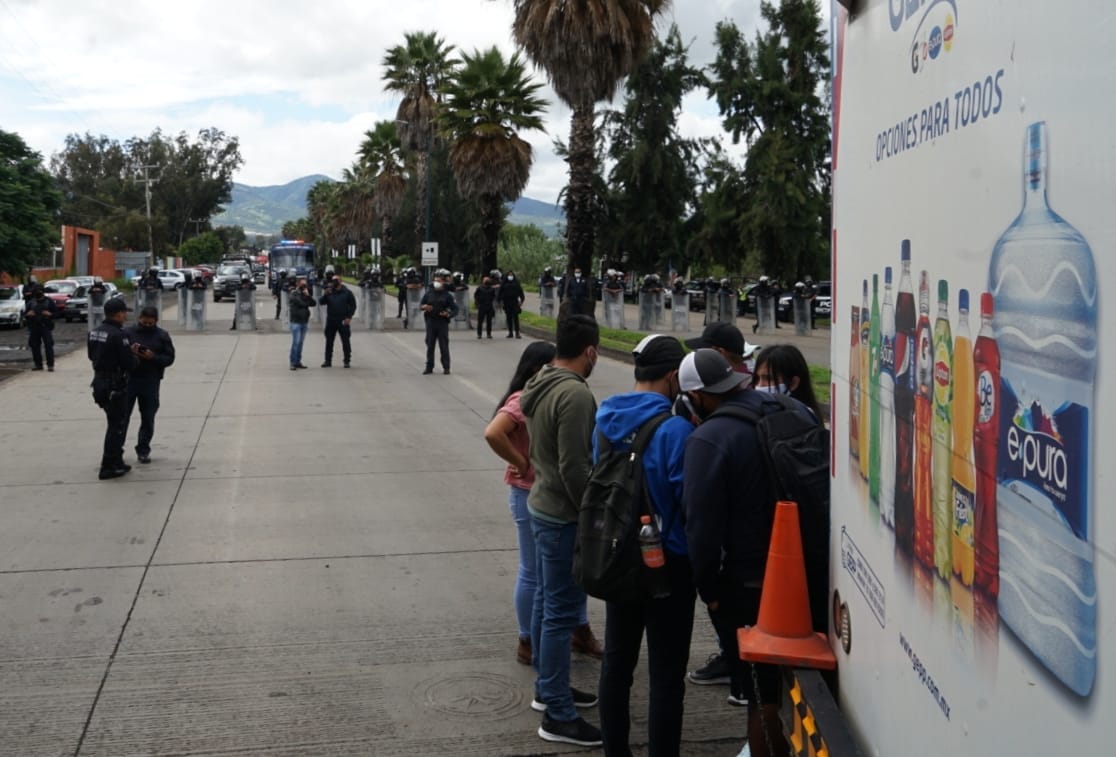 Normalistas y egresados de las normales del estado bloquearon la vialidad en el libramiento