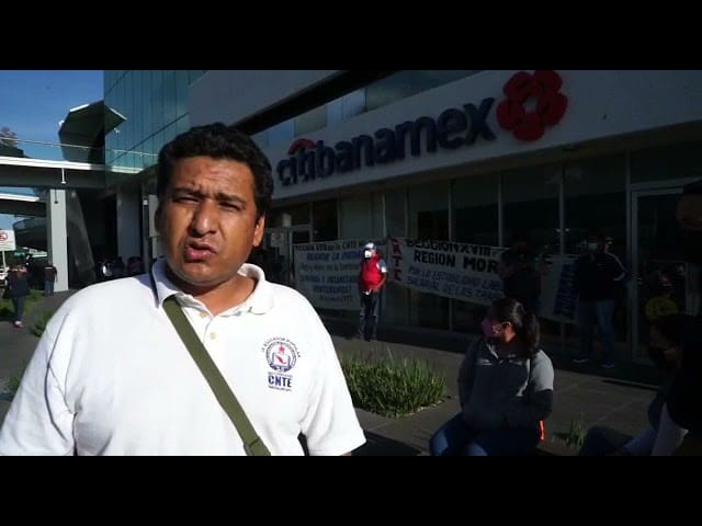 Profesores bloquean Torre Financiera en protesta por falta de pagos