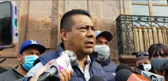 Gamaliel Guzmán ofrece rueda de prensa previo a la caravana motorizada de la CNTE