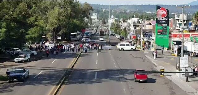 Maestros de la CNTE cierran paso vehicular en salida a Pátzcuaro