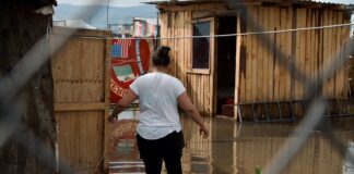 Vecinos Evitan Inundaciones por Cuenta Propia