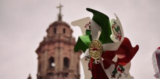 Decoraciones relacionadas a las fiestas mexicanas rodean el centro de la ciudad