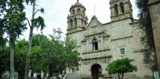 Rincones de la Biblioteca Pública Universitaria y Fondo Antiguo usados como baño por parte personas sin hogar