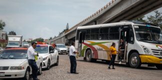 Continúan los conflictos entre Taxistas y Ubers: “No Uber” en Salida Salamanca.