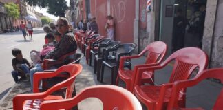 “¿Ocupa una silla? Es con acceso al baño”: un negocio el desfile del 16