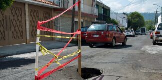 Socavón en la calle Peña y Peña Poniente