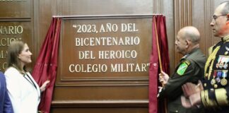 Leyenda a letras de oro “2023, año del bicentenario del Heroico Colegio Militar” en el Congreso del Estado