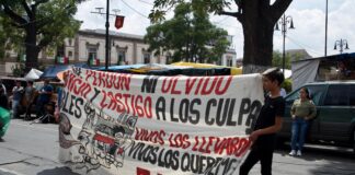 Integrantes del Frente Nacional de Lucha por el Socialismo se manifiestan frente a Palacio de Gobierno en repudio a la masacre del 2 de octubre en la Plaza de las Tres Culturas en Tlatelolco