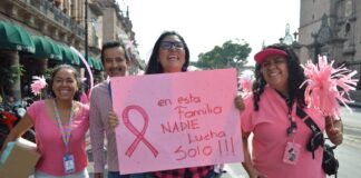 “Rosa es fuerza, rosa es valor, contra el cáncer de mamá, luchamos con valor”
