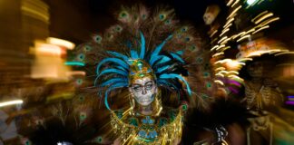 “Desfile de Catrinas en la Avenida Madero: Celebración de la Tradición Mexicana”