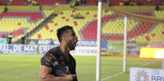 LOS CANARIOS PEGAN PRIMERO EN LA SERIE ANTE LEONES NEGROS