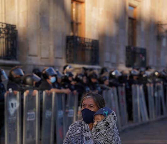 Recibidas con docenas de policías, mujeres marchan a Palacio de Gobierno por el 25N.