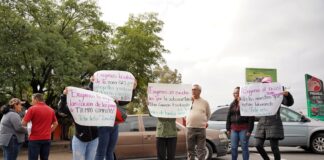 Padres de Familia exigen solución en la escuela Félix Ireta