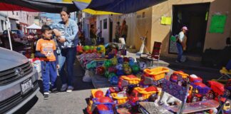 Juguetes para todos en el Tianguis del Audi