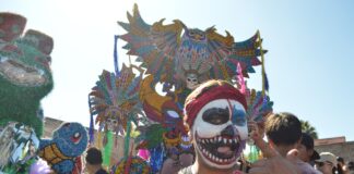 “Vibrante Fiesta en Morelia: El Carnaval del Torito de Petate Engalana las Calles con Alegría y Color”