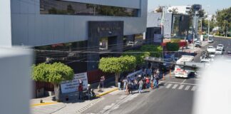 Secundaria Popular Carrillo Puerto se manifiesta fuera del Poder Judicial.
