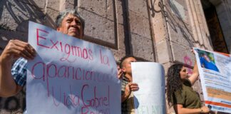 Exigen la aparición con vida del profesor José Gabriel Pelayo Zalgado, para lo cual se manifestaron un grupo de conocidos del profesor frente a Palacio de Gobierno