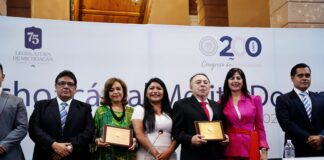 Otorgan Medalla Michoacán al Mérito Docente a María del Carmen.