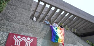 El delegado, junto con miembros de la comunidad Pride Michoacán, colocaron la bandera LGBT+ como un gesto de solidaridad y respeto hacia la diversidad de pensamiento.