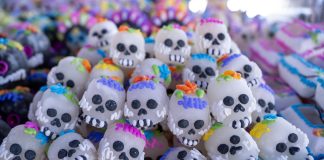 La tradición artesanal de las calaveritas en Michoacán resiste ante la producción masiva
