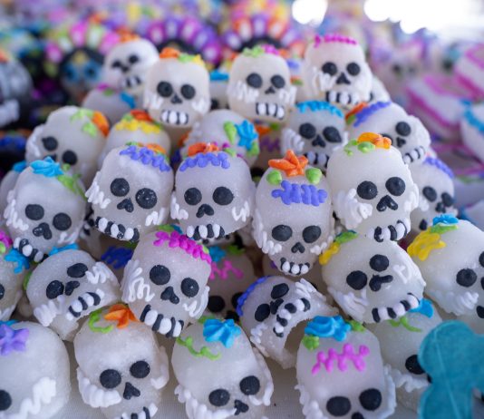 La tradición artesanal de las calaveritas en Michoacán resiste ante la producción masiva