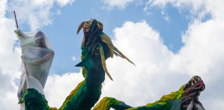 Un dragón es abatido por el Arcángel San Miguel
