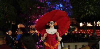 Morelia, Michoacán.-A un día de que se celebre el 31 de octubre, los morelianos ya comienzan a salir a las calles de la ciudad disfrazados, junto con el turismo internacional que recorre las cuadras del centro histórico…