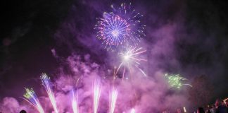 Indaparapeo estalla en colores con la magia de la pirotecnia