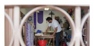 El arte de la cerería y el papel picado de Manuel en la Semana Santa de Morelia
