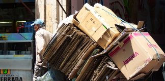 El peso de la necesidad: Adultos mayores sobreviven del cartón en Morelia