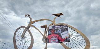 Isaac del Toro inspira homenaje en Zacapu con la bicicleta más grande del mundo pintada de rosa