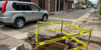 Zanja sin señalizar donde cayó joven motociclista; vecinos denuncian obra inconclusa desde hace cuatro meses en la López Mateos