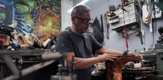 Día del Abuelo | Miguel Ángel, medio siglo dando nueva vida al calzado