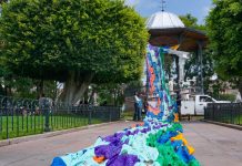 Colocan instalación “El Cielo Tejido” en Plaza de Armas para la Feria del Libro