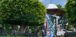 Colocan instalación “El Cielo Tejido” en Plaza de Armas para la Feria del Libro