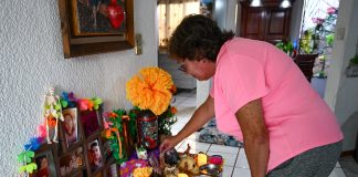 En el altar de Esther, también regresan los que ladran y maúllan