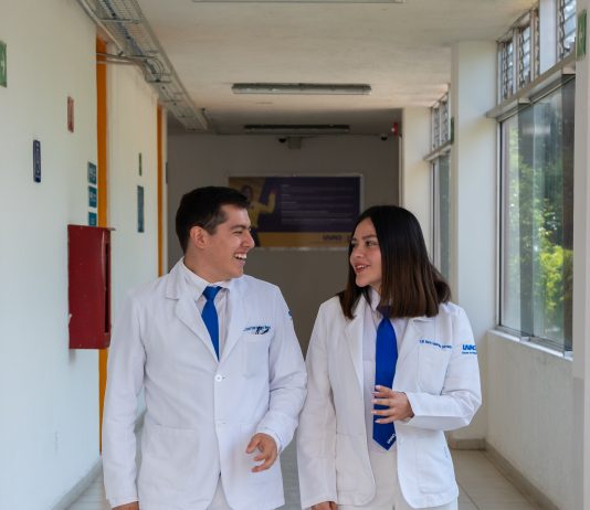 Cuando el miedo ya no decide: dos estudiantes de la UVAQ llevaron su vocación médica hasta Colombia