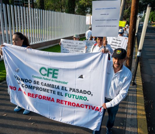 Jubilados de CFE protestan por limitaciones a pensiones y anuncian ruta legal