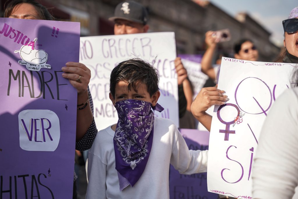 Niños, jóvenes y adultos participaron en la marcha convocada por familiares y colectivos.