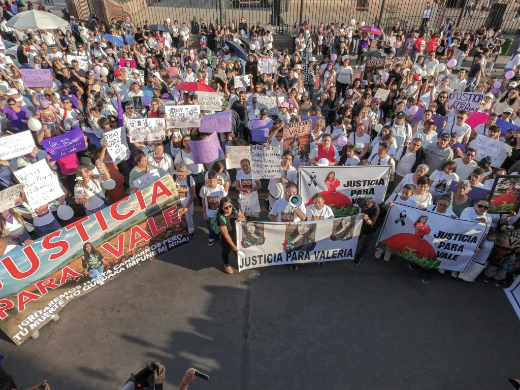 Las consignas resonaron en el Centro Histórico mientras avanzaba el contingente.