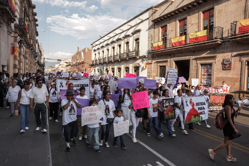 Flores y cartulinas acompañaron el recorrido por la avenida Madero.