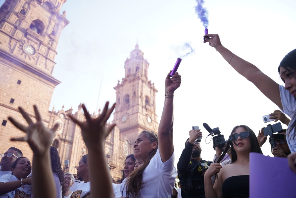 Los manifestantes exigieron castigo para los responsables y mayor seguridad para las mujeres.