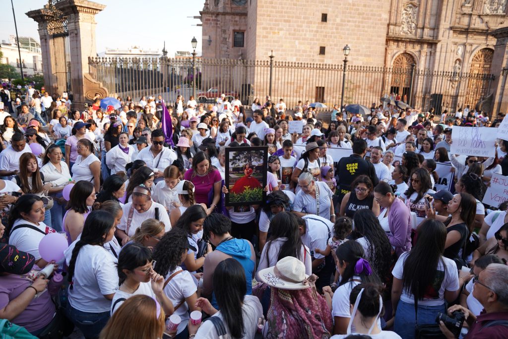 El contingente avanzó de manera pacífica rumbo a Palacio de Gobierno.