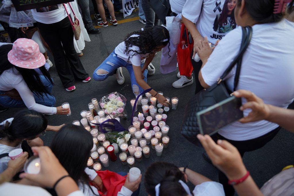 El memorial improvisado se convirtió en un espacio de duelo y solidaridad colectiva.